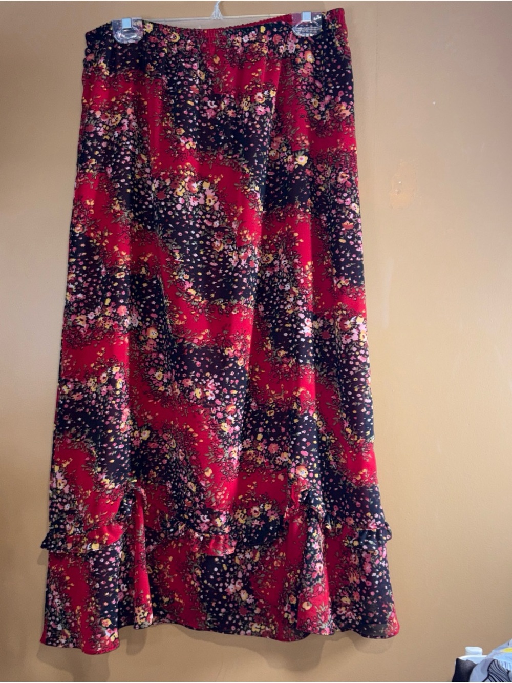 HC773. Stonebridge Skirt Sz L Black Red Floral Dainty 100% Polyester Pullon